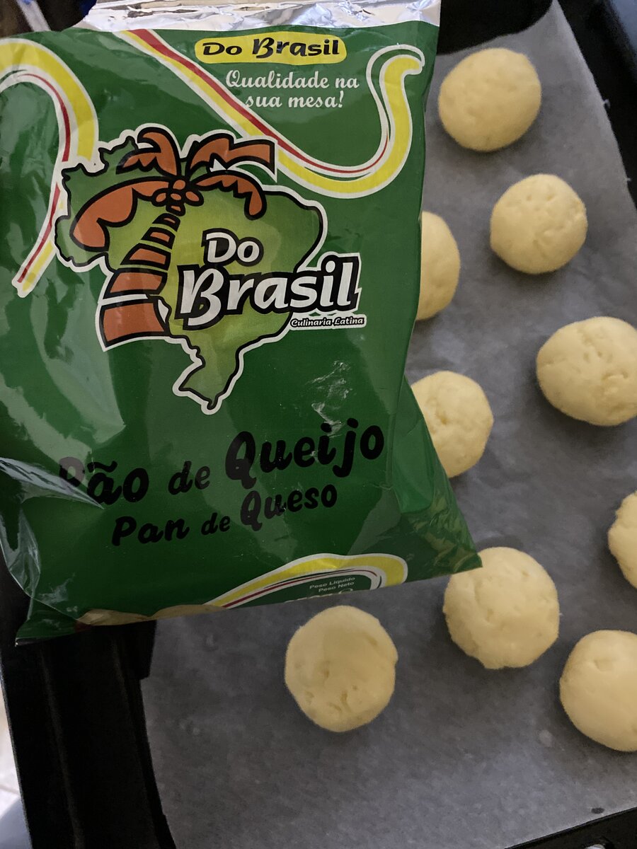 Сырные бразильские булочки перед отправкой в духовку