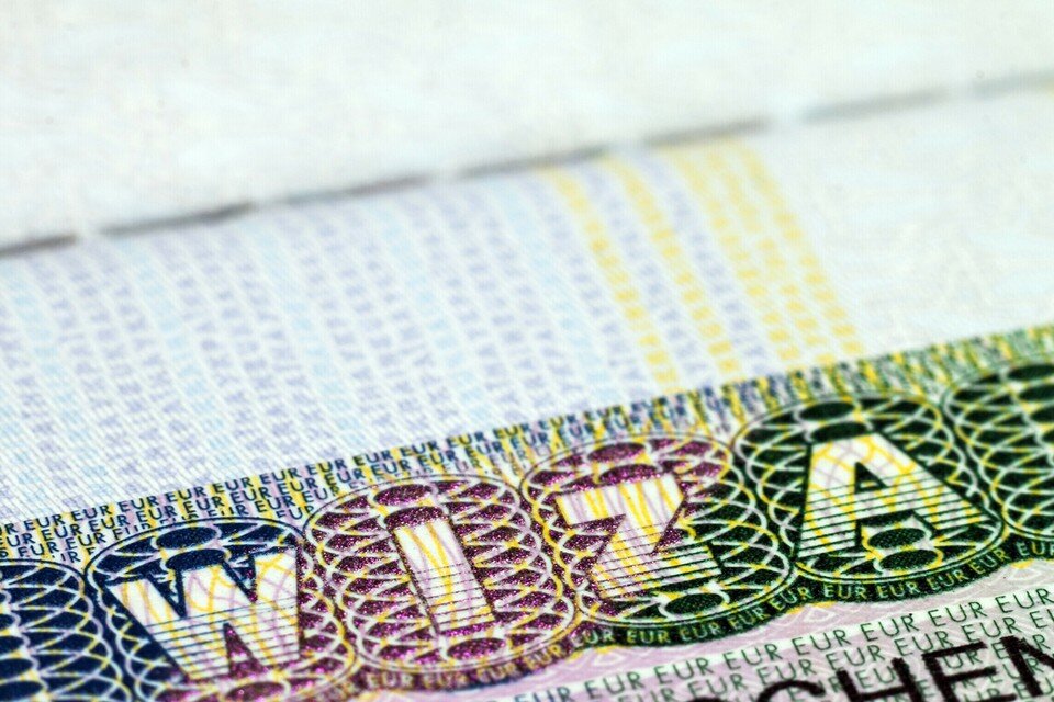     O несогласии с властями нескольких стран, запретивших выдачу гражданам виз, заявил глава внешнеполитического ведомства Венгрии  EAST NEWS