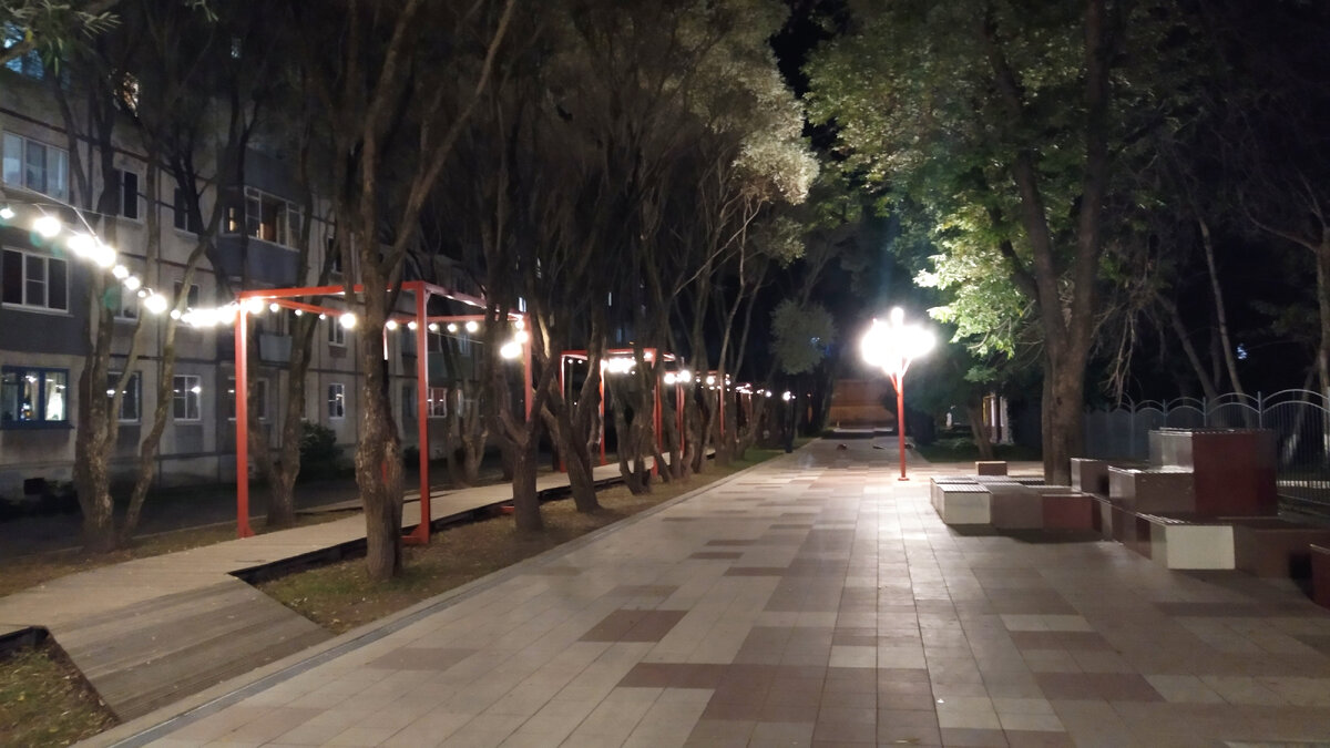 Фото автора. Пустынно и грустно. Обычно здесь всегда много молодëжи 