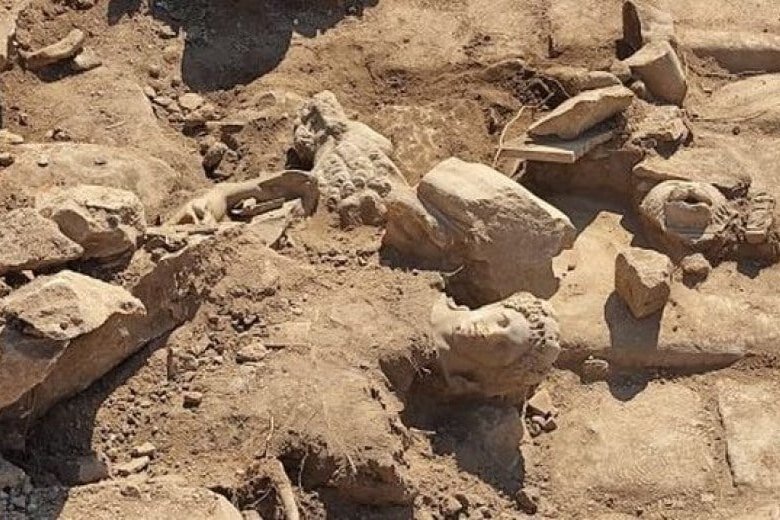    В Греции раскопали древнюю статую полуобнаженного Геракла