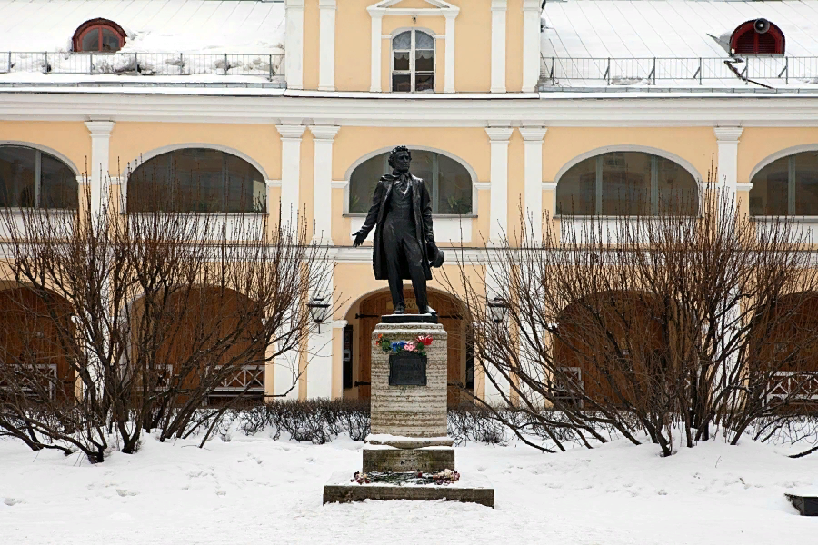 Двенадцать санкт петербург. Мойка 12 Санкт-Петербург Пушкин. Мойка 12 Санкт-Петербург музей Пушкина. "Памятник а.с.Пушкина(мойка 12). Памятник Пушкину на мойке 12.