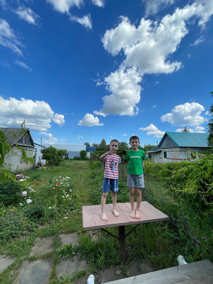 Дети ждут выгрузку, заняли лучшие места