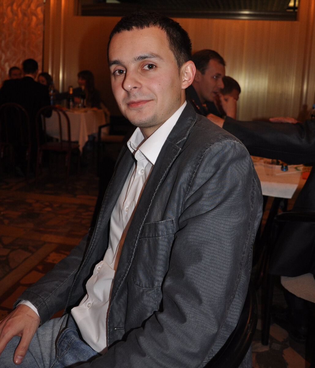 Год 2010-й, новогодний корпоратив. Из 2008 года фотографий, к сожалению, не нашлось. Но зато волос сколько было:)