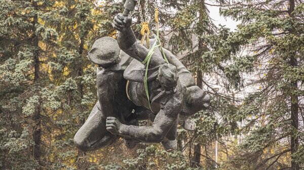   © Public domain / Liepāja fotogrāfijās / Tiek demontēts padomju laika monuments