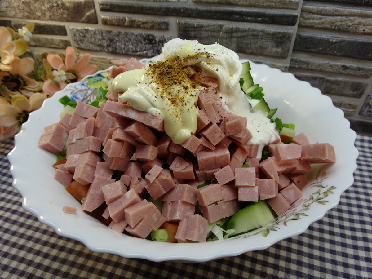 Салат из пекинской капусты с колбасой, помидорами и огурцами | Готовим  вкусно дома/ Кулинария/ Рецепты | Дзен