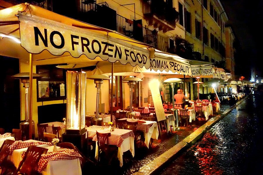 Не обедайте в заведениях, где меню напечатано на пяти языках, а на английском языке дается большое, хотя и трудно веримое обещание "Никакой замороженной еды".