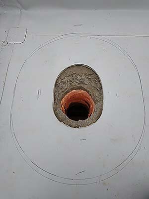 Сперва размечаем место, где будет устанавливаться вентиляция. Далее вырезаем ПВХ мембрану, геотекстиль и утеплитель.