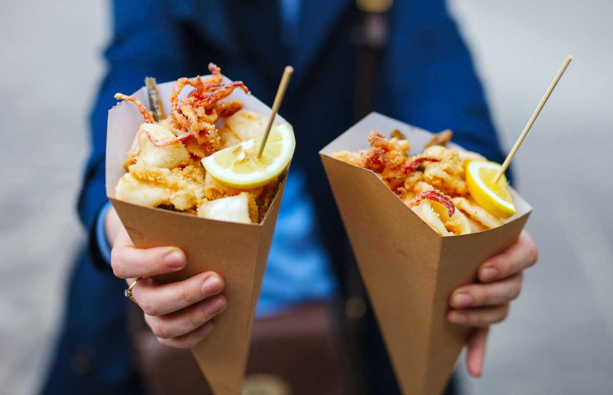 Фриттура ди пеше (frittura di pesce) — быстро обжаренные в масле морепродукты. Идеальный кулек для питания в поезде. 