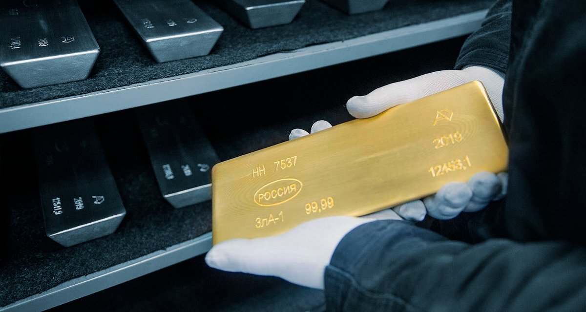 Золото является самым популярным инвестиционным драгметаллом. Наличие золота и золотосодержащих активов в портфеле обеспечивает его стабильность и защищает от системных и рыночных рисков.