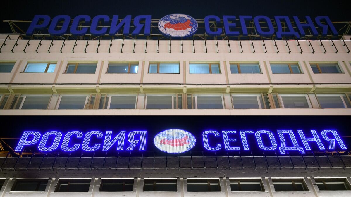    Здание Международного информационного агентства "Россия сегодня" на Зубовском бульваре с подсветкой и во время её отключения в рамках экологической акции "Час Земли"© РИА Новости / Евгений Биятов