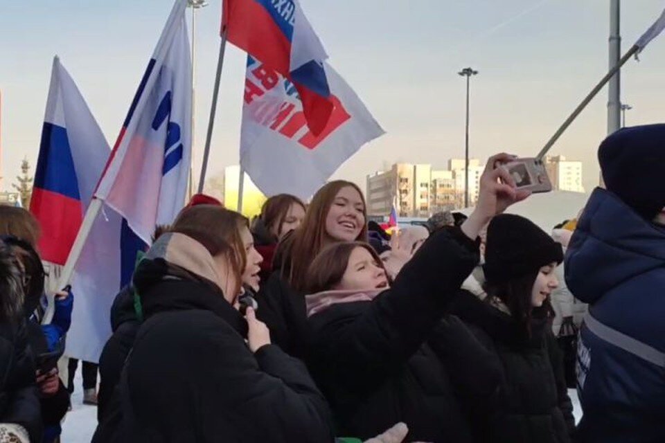     На митинг-концерт участники пришли с флагами и транспарантами Фото: читатель «КП»