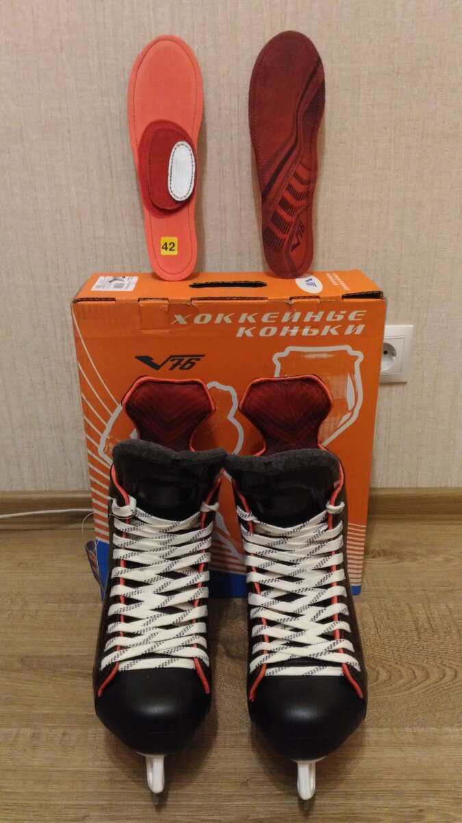 Помимо штатных коньки комплектовались второй парой ортопедических стелек с регулировкой высоты свода стопы