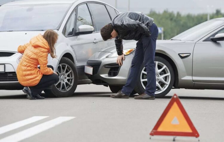 Итак,продолжение!...4 января мы с мужем приехалив пункт осмотра,,составили акт осмотра и сказали нам ждать ответа,в конце января пришёл ответ,что повреждения не соответствуют заявленным обстоятельствам,отказ в ремонте.Ну как так?!может фото с места аварии нужно?!!идем 4 февраля в страховую, просим перерассмотреть дело,прилагаем фото с места аварии с моего телефона,опять отказ ! Звоним адвокату,говорит,чтоб делали экспертизу по оценке ущерба,обращаемся в экспертную организацию, там долго делали экспертизу,то ошибки в вин номере,то ещё что- то,в итоге в конце апреля нам дают эспертное заключение,где стоимость восстановительного ремонта 240 000!!!,но с учётом износа деталей иск к страховой составляет 140 000.звоним адвокату,он говорит,что ждём 1 июля,там введут финансового уполномоченного,и возможно не придётся обращаться в суд...дождались и что вы думаете?!приходит уже наверно в сентябре его решение с заключением : « никакие повреждения не могли возникнуть при заявленных обстоятельствах»...сказать,что мы в шоке- не сказать ничего!!!.связываемся с адвокатом и только 19 декабря(почти через год!) подает он иск в суд. на первые ознакомительные заседания представитель сказал можно не ходить.Продолжение в следующей статье