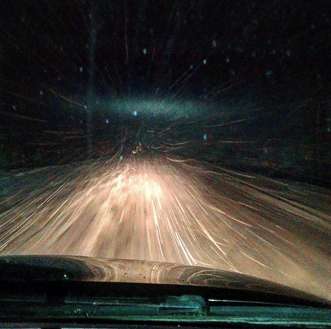 Мурманская область. Ночь и заметенная дорога.