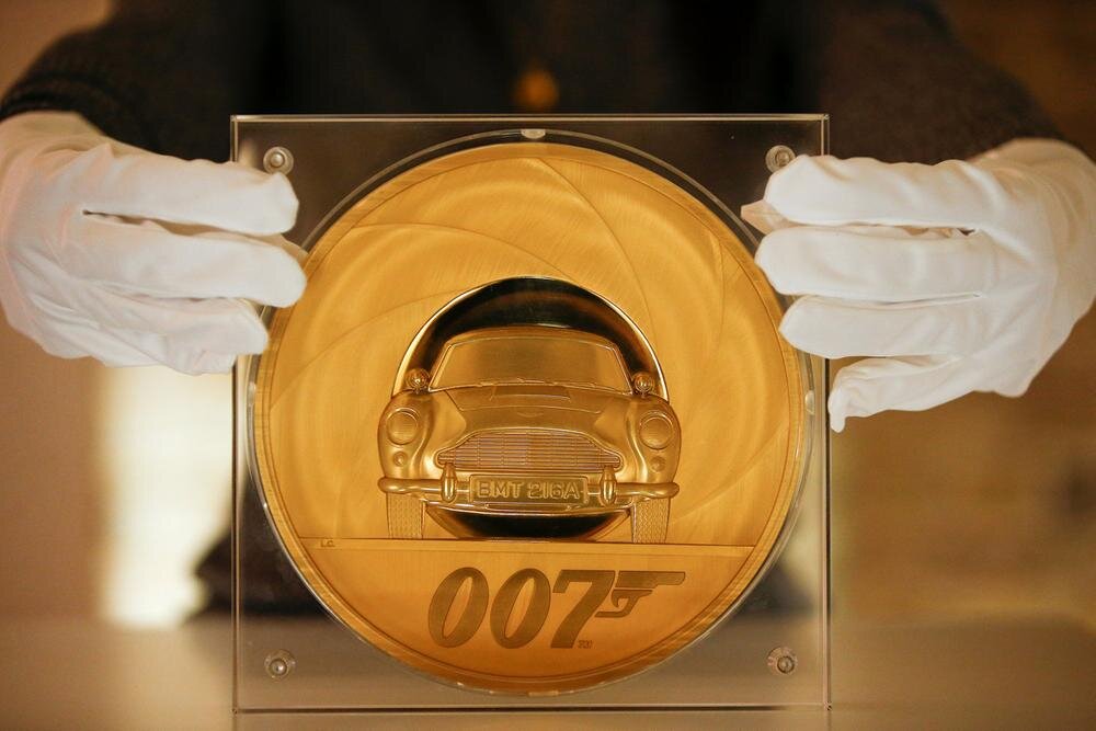 Семикилограммовая золотая пробная монета Великобритании Джеймса Бонда 007 - самая большая монета, когда-либо изготовленная Королевским монетным двором  Лондоне. Источник: https://www.independent.ie/business/put-your-money-in-bonds-royal-mint-creates-coins-for-007-39008720.html