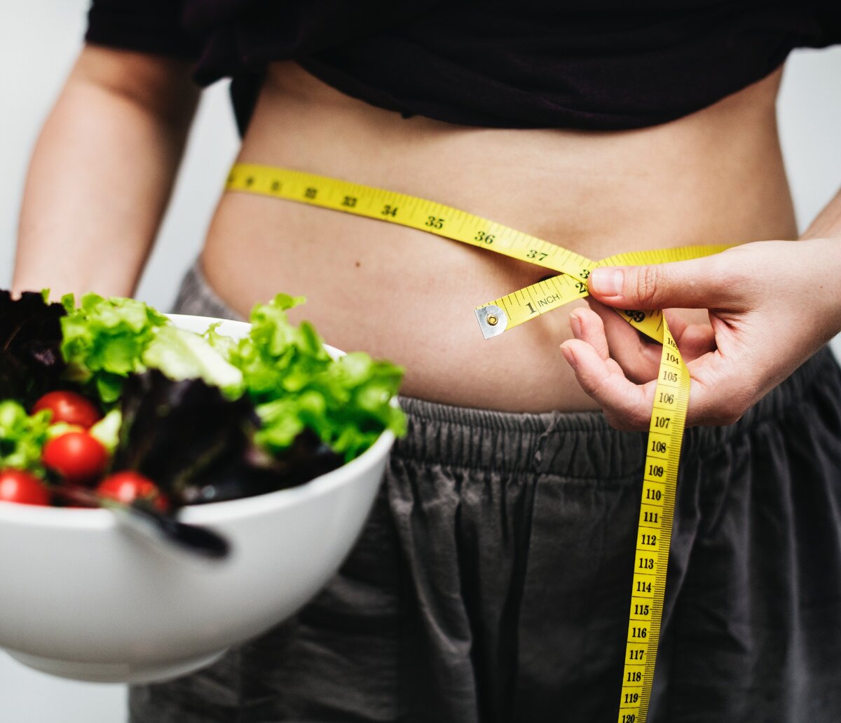 Общеизвестно, что при попытках похудеть с помощью строгой диеты вместе с жиром уходят мышцы, причем едва ли не быстрее жира.