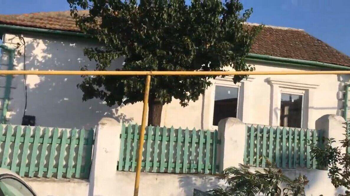 Фотографии дома снаружи и двора.