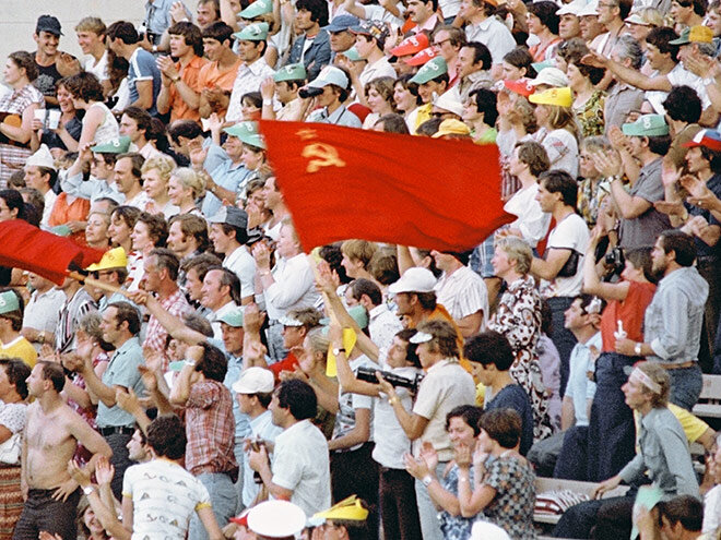 На фото с трибун "Олимпиады-80" каждый третий в подобном козырьке.