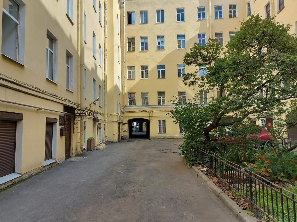 Типичный дворик в Санкт-Петербурге.