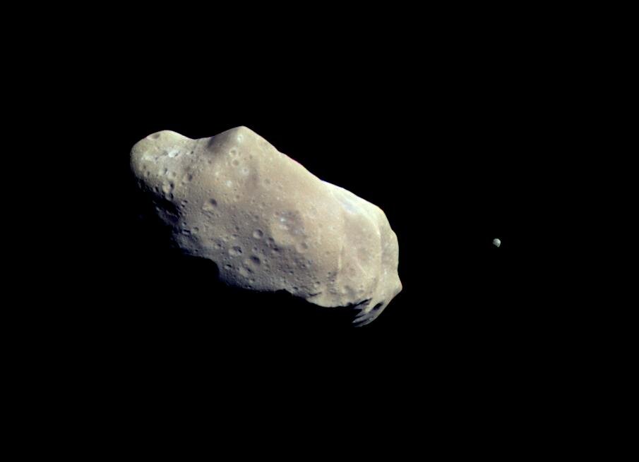 Изображение, сделанное Галилеем, показывает астероид 243 Ида и его спутник Дактиль. Источник: НАСА.