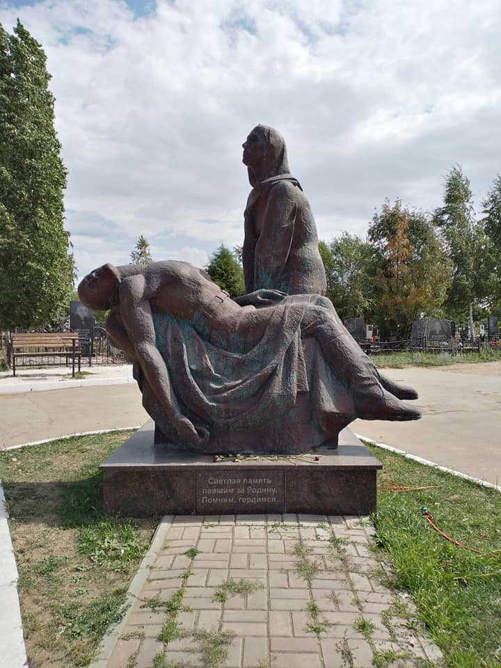 
Чуть дальше, слева, целый комплекс — памятник молодой жене бизнесмена. Есть даже освященный источник. Наверное, любил этот бизнесмен свою жену Оксану.
