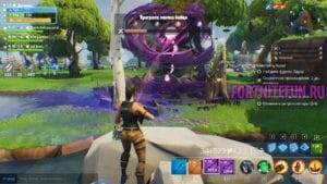Fortnite — песочница кооперативного прохождения в жанре survival.
При первом запуске игры пользователей встречает редактор создания персонажа. В нем игрок может причислить своего персонажа к одному из четырех классов: ниндзя, строитель, чужеземец, коммандос. Каждый класс имеет свои особенности и определенный набор характеристик. К примеру, строителю подвластно возведение зданий огромного размера, а класс «ниндзя» мастерски владеет оружием ближнего боя.
В начале прохождения игроку выдается разное оружие. Можно пользоваться оружием дальнего боя (дробовик и снайперская винтовка) и ближнего (нож, катана). Игрокам доступна функция создания оружия, а также самостоятельная настройка навыков.
