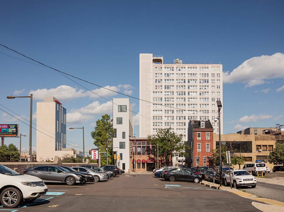 Архитектурная студия ISA построила стройный жилой комплекс в Филадельфии, максимально используя участок земли шириной парковочного места.-2