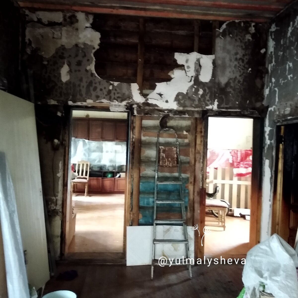 Дача после пожара. Так выглядел коридор