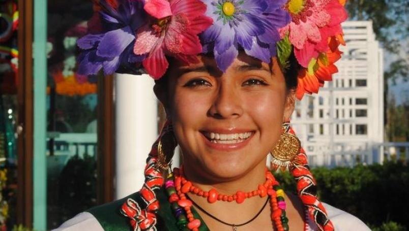 Мексиканка в национальном костюме.