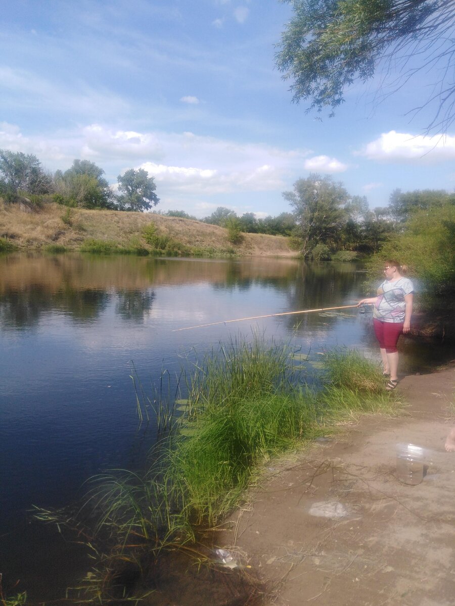 Катя ловит рыбку