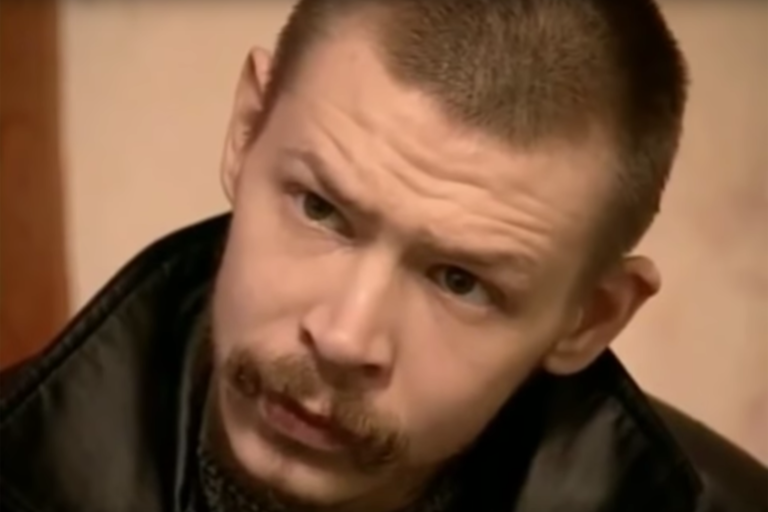 Александр Спесивцев - “Новокузнецкий монстр”, один из известнейших серийных убийц в России - снимал со своих жертв и хранил дома золотые украшения. Он также фотографировал жертв перед смертью на старый Polaroid и хранил снимки. Источник: Яндекс-картинки