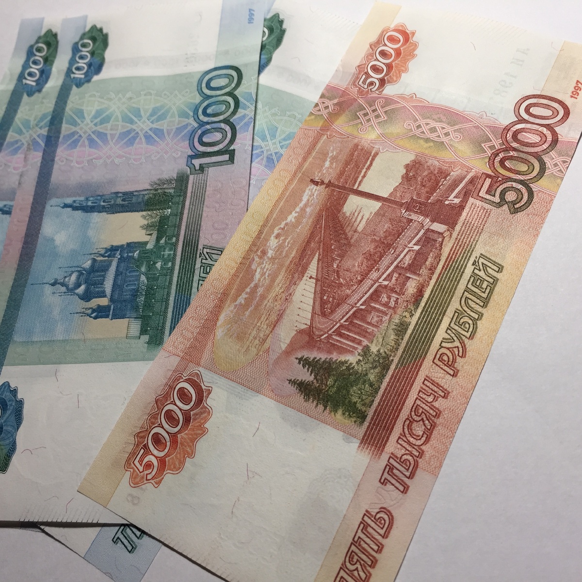 На фото: денежные купюры