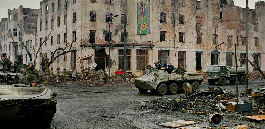Одно из таких зданий, где могли сидеть наши солдаты.