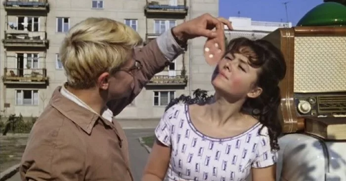 Ещё яд можно добавить в пищу - кадр из х/ф "Операция Ы и другие приключения Шурика"