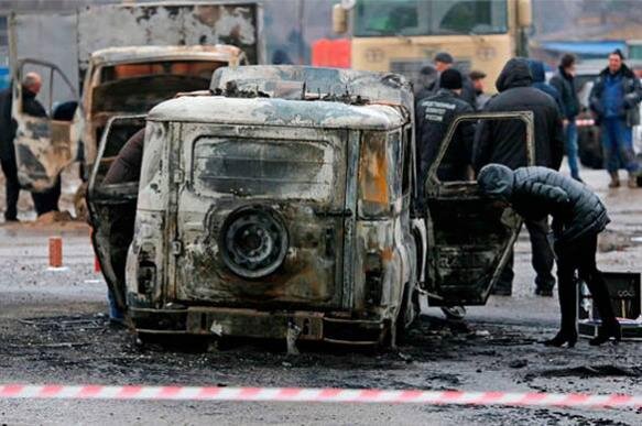 В Санкт-Петербургском городском суде завершились прения по уголовному делу в отношении Аркадия Нусимовича, Геннадия Левинского и Алексея Геворкяна, обвиняемых бандитизме, разбое, убийстве и других тяжких преступлениях, сообщает объединённая пресс-служба судов Северной столицы. 
Присяжные единодушно признали подсудимых виновными и не заслуживающими снисхождения. В свою очередь прокурор просил приговорить Нусимовича и Левинского к пожизненному заключению, а Геворкяна отправить в колонию строго режима на 24 года. Потерпевший полностью поддержал обвинение и просил назначить подсудимым строгое наказание.

При этом защитники Нусимовича пояснили, что подсудимый в ходе судебного следствия не отрицал хранение патронов. Однако в остальном адвокаты полагают, что, несмотря на обвинительный вердикт присяжных, Нусимовичу должны вынести оправдательный приговор, а гражданские иски оставить без удовлетворения. Сам Нусимович, который заявил о своей невиновности, также считает вердикт крайне запутанным и противоречащим самому себе.

Защитник Левинского пояснила, что её подзащитный в ходе судебного следствия не признавал вину, также как не признает и сейчас, а доказательств подтверждения его вины в деле нет. Адвокаты Геворкяна также назвали вердикт неправильным, попросив оправдать подзащитного по всем пунктам обвинения.

Отметим, что суд вынесет приговор 24 сентября в полдень.

Напомним, что утром 4 декабря 2015 года на пересечении проспекта Маршака и Муринской дороги на окраине Петербурга банда в составе Аркадия Нусимовича, Геннадия Левинского и Алексея Геворкяна протаранила служебный УАЗ транспортного ОМОНа, расстреляла автомобиль, подожгла его и похитила более 24 млн рублей. В результате подполковник Анатолий Яблоков скончался на месте, а сидевший за рулём прапорщик Сергей Барканов был тяжело ранен.