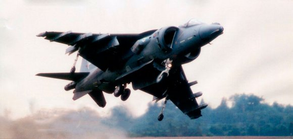 Harrier GR.Mk VII резко взмывает вверх после взлёта с коротким разбегом. Harrier II оснащён множеством устройств, которые значительно увеличивают подъёмную силу, даже несмотря на то, что Pegasus развивает примерно ту же тягу, что и на самолётах первого поколения