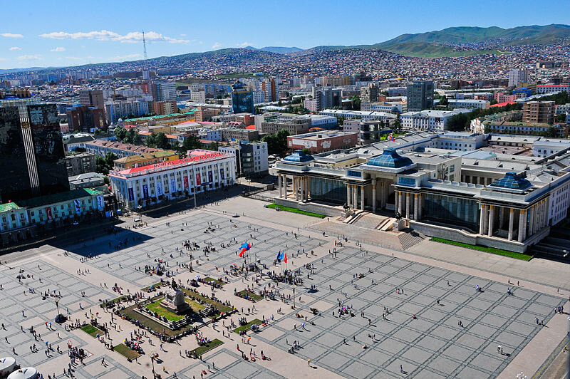Типично-советский монументализм на площади Чингисхана https://commons.wikimedia.org/wiki/File:Chinggis_Square.jpg