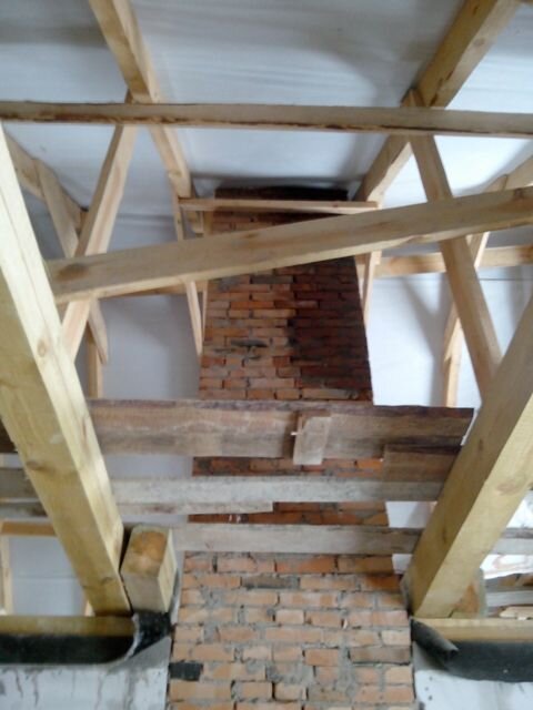 Фото автора. Дымоход на чердаке.