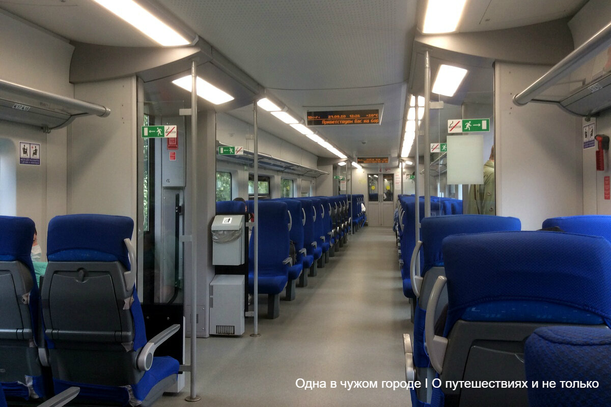 На входе в вокзал проверяют вещи и просят надеть маски. Хотя на перрон можно попасть только через турникет по штрих-коду с билета, в электропоезде его проверяют снова.