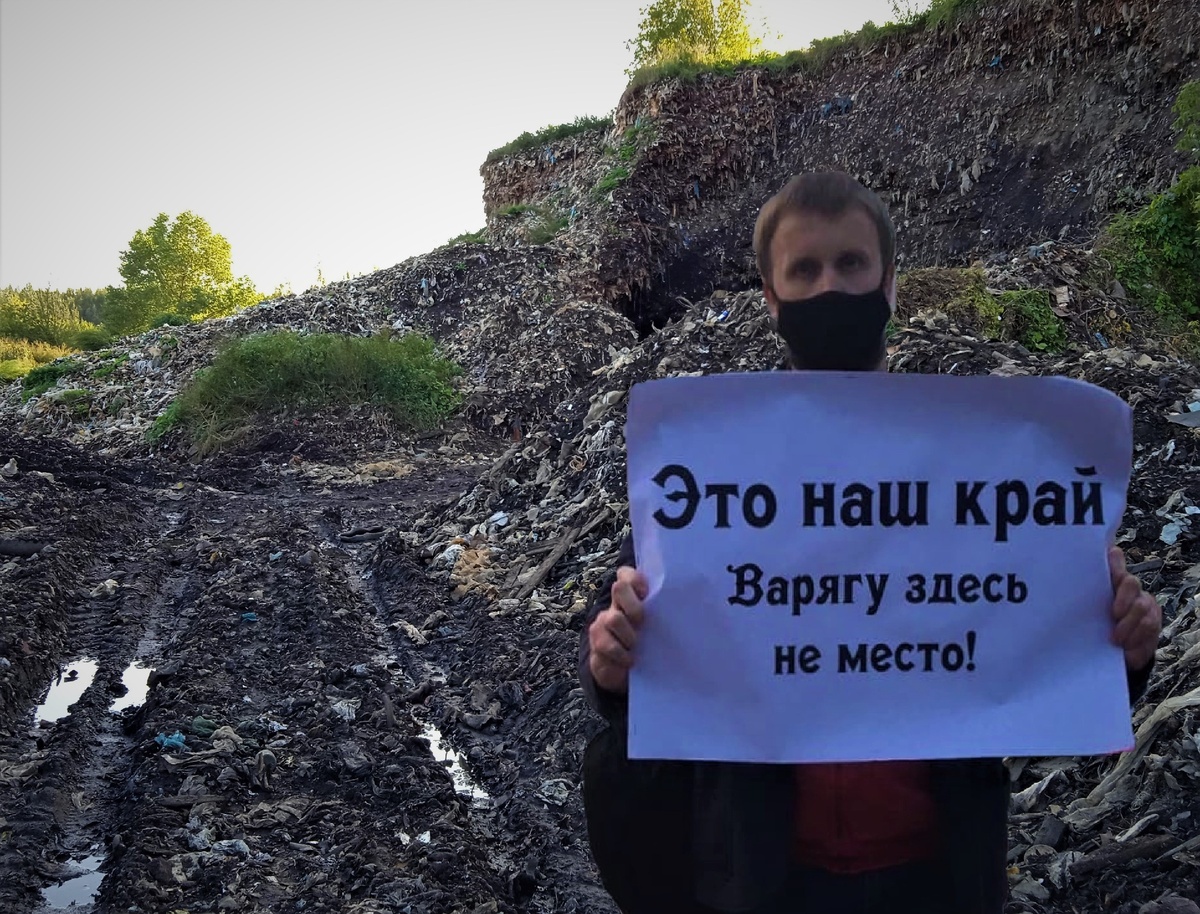 Один из жителей Смоленска регулярно фотографируется с плакатами на фоне здания областной администрации, забывая, что территория области далеко за пределами Площади Ленина. Коллаж.