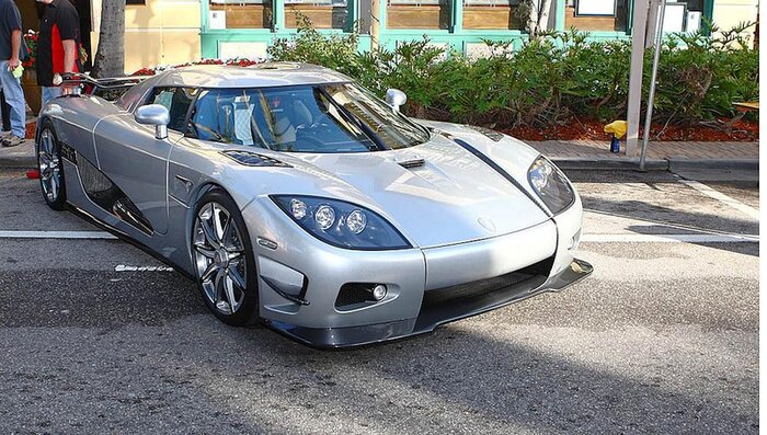 Автомобиль с алмазной крошкой - Koenigsegg CCXR Trevita 2010 года выпуска