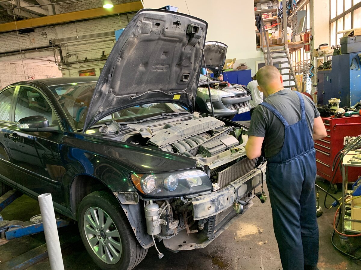 Начинаем разбирать "мордашку" этой Вольво