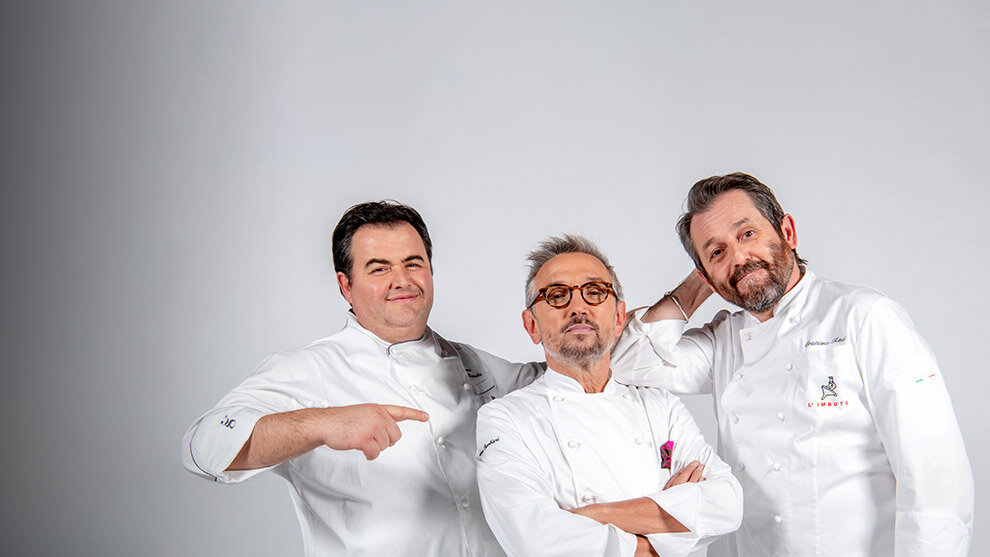 В центре ведущий передачи Бруно Барбьери, справа судья Кристиано Томеи, слева Дженнаро Эспозито Фото с портала https://tv8.it