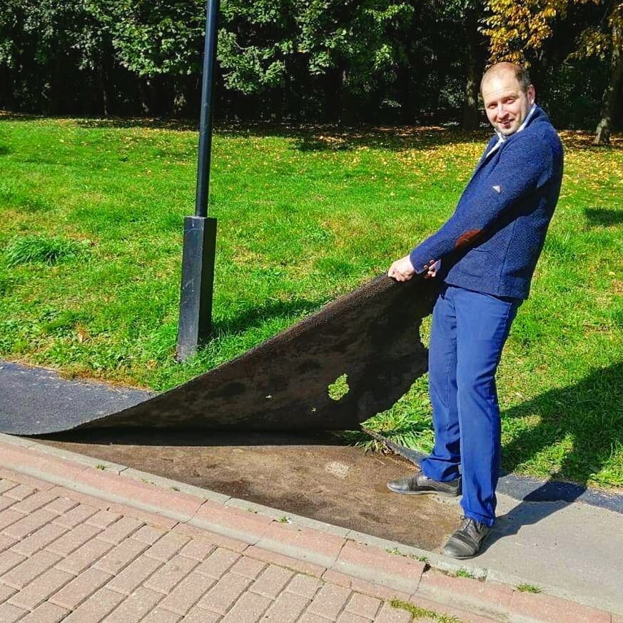 Покрытие пешеходных дорожек в Парке 1100-летия Смоленска выглядит именно так после работ по благоустройству организацией депутата Смоленского городского совета Евгения Рудака.