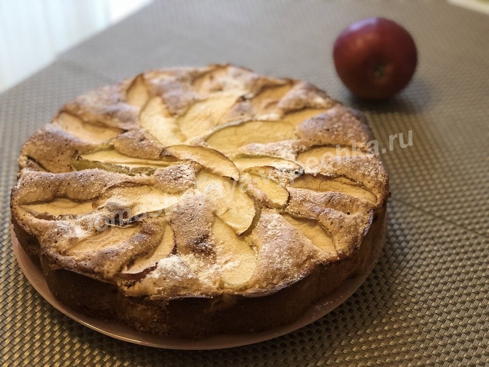 Нежная шарлотка с яблоками и корицей