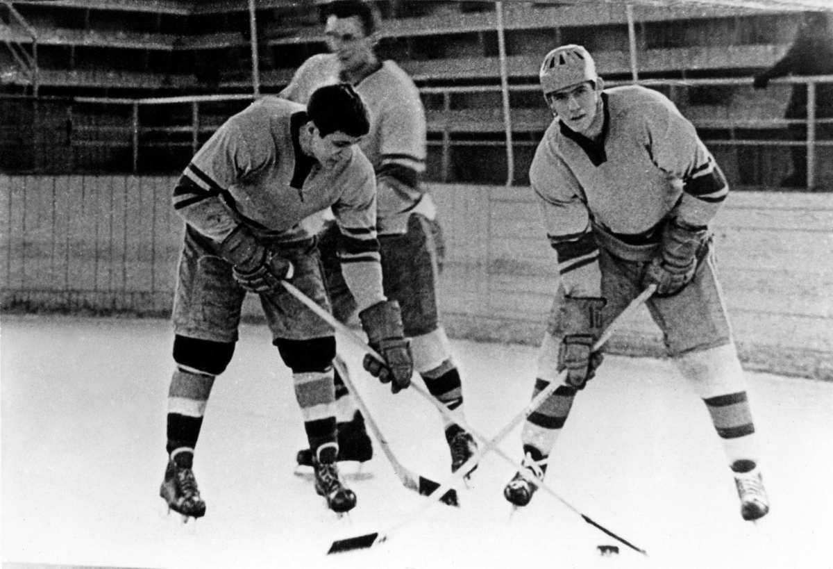 Виктор Кузнецов (слева) в «Автомобилисте».