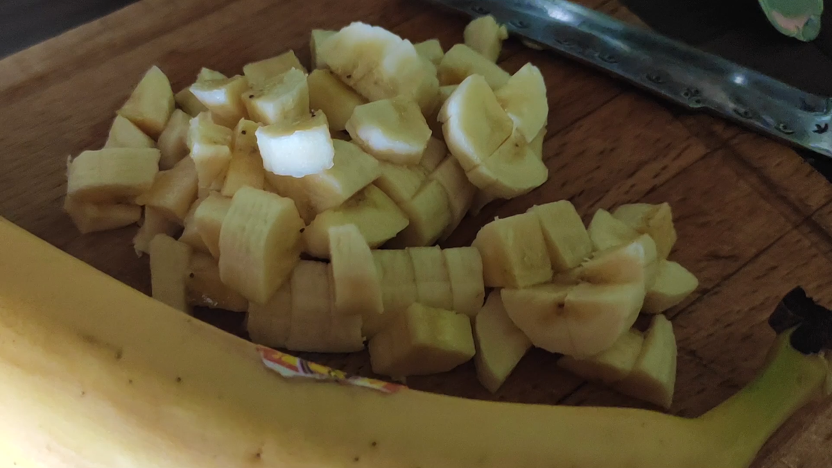 нарезаю бананы