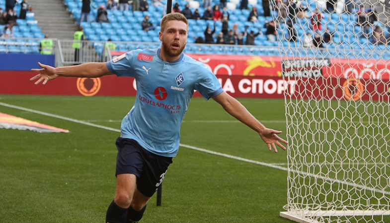 И.Сергеев забивает второй мяч в ворота "Алании". Фото из интернета.