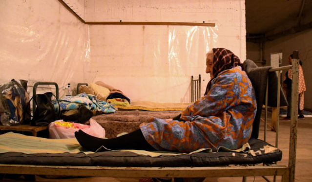 Пожилая женщина сидит на кровати в подвале здания, используемом в качестве бомбоубежища в главном городе Нагорного Карабаха Степанакерте 28 сентября 2020 года | Нарек Алексанян/AFP через Getty Images