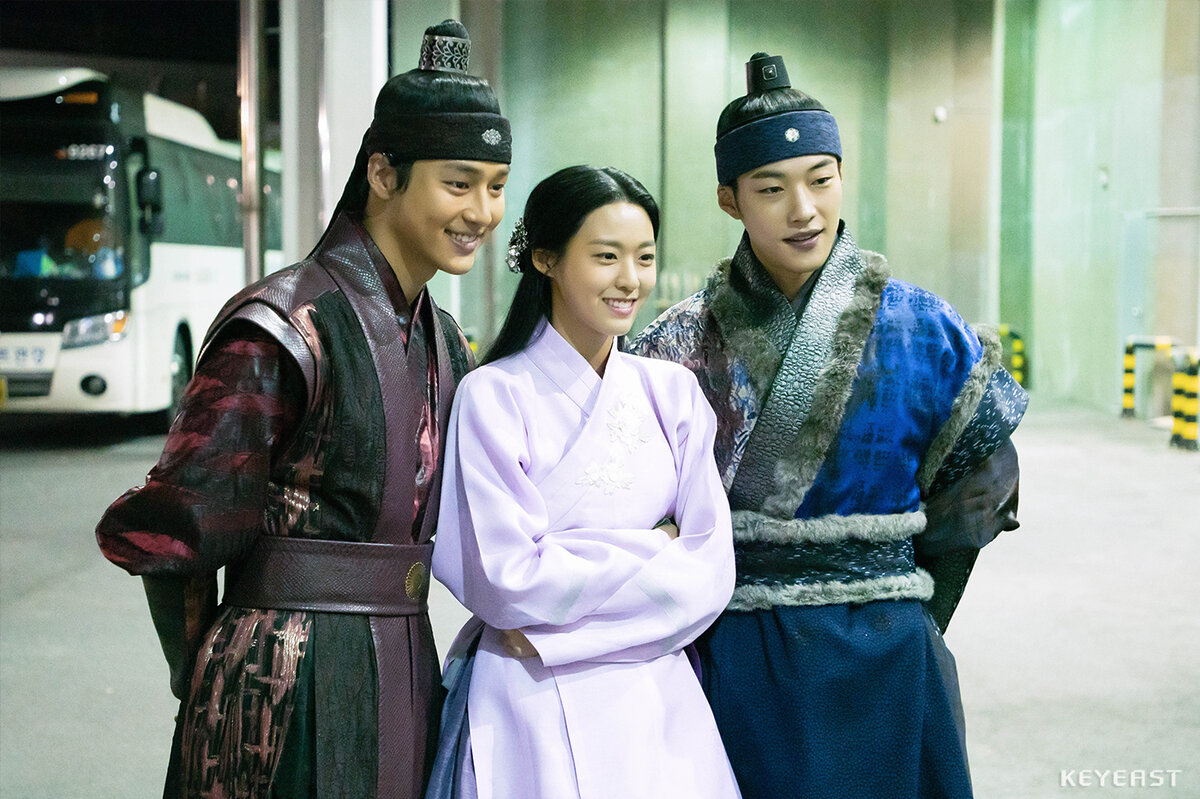 Такое фото, потому что они тут такие красивые и так улыбаются!  Они прекрасны! Ибо в самой дораме этих улыбок увы практически нет ...